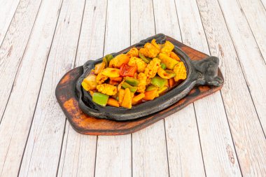 Çin kalamarı, soya sosu, sake, limon suyu ve şeker sayesinde nefis bir lezzet. Lezzetli mürekkep balığı hazırlamanın başka bir yolu.