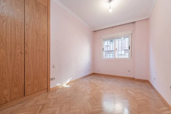 Empty Living Room Wooden Built Wardrobe Oak Herringbone Parquet Floor — Stock Photo, Image