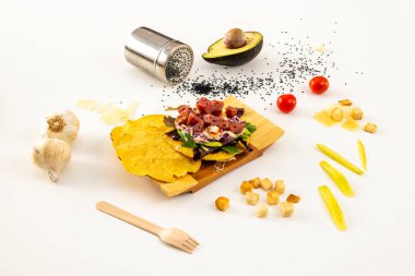 Almadraba kırmızı ton balıklı taco, serrano biberli sos ve yeşil limon.