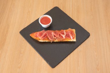 Serrano jambonlu tost, peynirli peynir ve fırından yeni çıkmış domates reçeli. Mükemmel bir yemeği tamamlamak için,