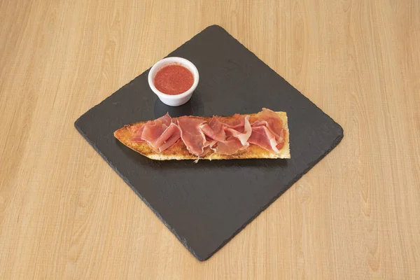 Serrano jambonlu tost, peynirli peynir ve fırından yeni çıkmış domates reçeli. Mükemmel bir yemeği tamamlamak için,