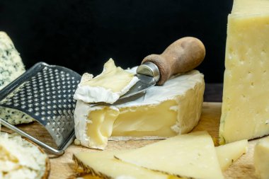 Brie çiğ inek sütünden yapılan yumuşak bir peynirdir. Adını Fransa 'nın coğrafi bölgesinden almıştır, Brie. Üretim alanı Paris 'in doğusuna kadar uzanıyor.