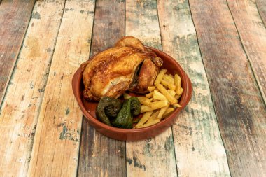 Biberli kızarmış tavuk ve Crock Pot 'ta patates kızartması.