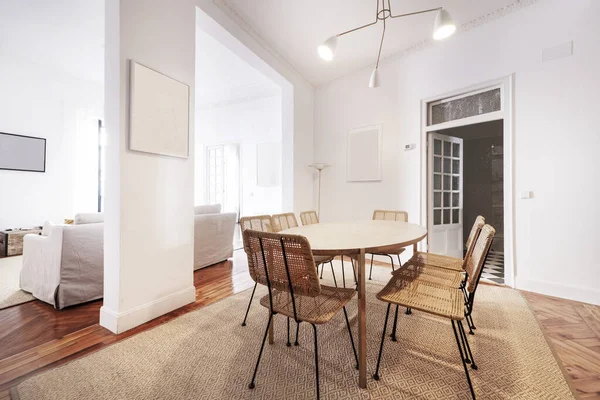 Sala Estar Com Mesa Jantar Madeira Oval Cadeiras Vime Tapete — Fotografia de Stock