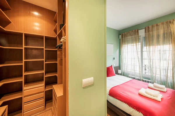 在度假出租公寓里有带木制架子和抽屉柜的独立卧房 — 图库照片