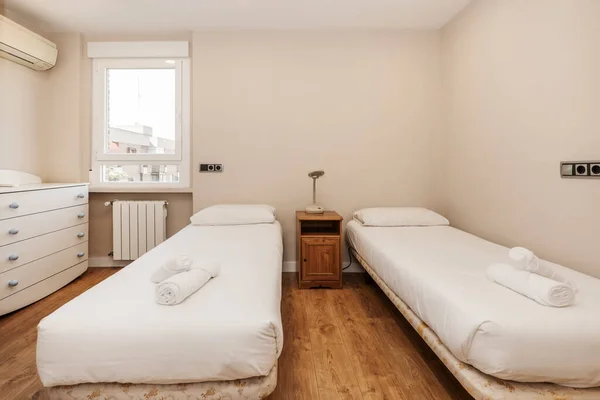 Dormitorio Con Dos Camas Individuales Con Edredón Blanco Cómoda Blanca — Foto de Stock