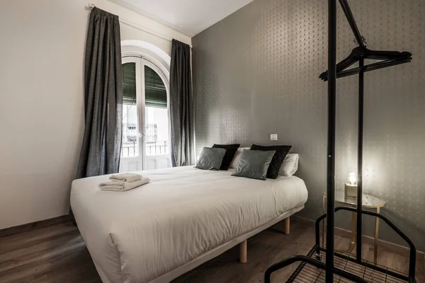 Спальня Великим Двоспальним Ліжком Зеленими Чорними Подушками Прищіпкою Стіною Декоративним — стокове фото