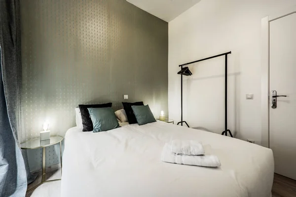 Dormitorio Con Cama King Size Cojines Verdes Negros Burro Para —  Fotos de Stock