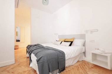 Bir sürü yastıklı büyük yataklı yatak odası, çekilebilir lambalı iki komodinli yatak odası, kapılarda beyaz marangoz, aynalı şifonyer, havalandırmalı ve vernikli çam zeminli.