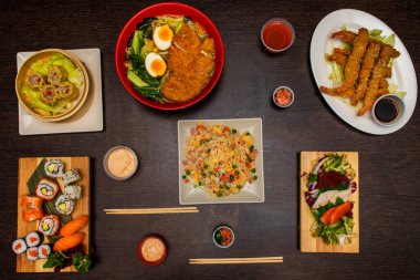 Asya yemekleri, ramen, üç lezzetli pirinç, sia mai ve California Roll, somon nigiri, ton balığı maki, avokado ve surimi uramaki, nori seaweed, masago roe, haşhaş ve susam tohumları.