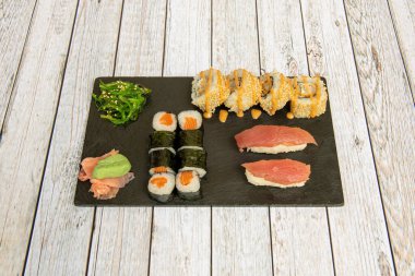 Susam tohumlu çeşitli suşi tabağı, wakame yosunu, Norveç somonu, kırmızı orkinos nigiri ve zencefilli wasabi.