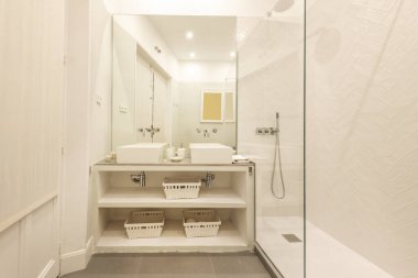 Balyaları olan ahşap yataklı yatak odası, gömme dolap, klima ve kiralık dairede dört çekmece başucu masası.