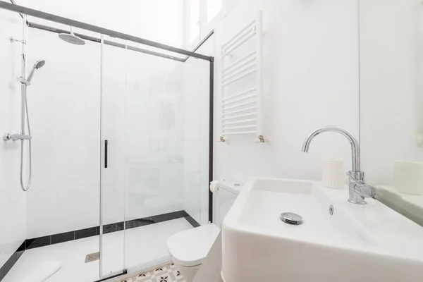Fürdőszoba Zuhanyzóval Kabin Képernyő Fekete Részletekkel Fehér Márvány Csempézés Fehér — Stock Fotó