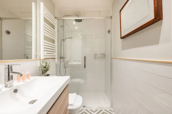 Fürdőszoba Fából Készült Bútorokon Függőlegesen Lebegő Porcelánmosdóval Beépített Faltól Falig — Stock Fotó