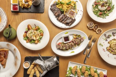 Venezuela tequeos, Japon kırmızı ton balığı tataki, İspanyol barbekü entrecote, İtalyan burata salatası, İspanyol kroketleri ve serrano jambonu.