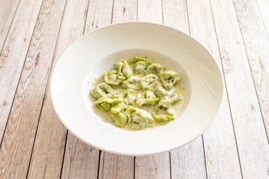 RICOTTA ve SPINACH TORTELLINI İtalyan gastronomisinin en iyi yemeklerinden biridir.