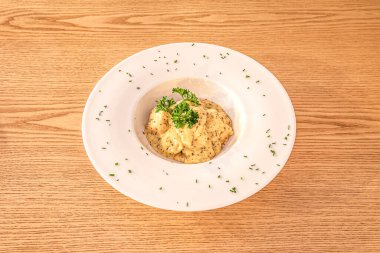 Tortellini, et, peynir ve yumurtalarla dolu bir hamur katmanından oluşan çeşitli halka şeklinde makarnadır..