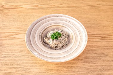 Tortellini, Tortellini 'ye benzer ama daha büyük ve farklı uçları olan Kuzey İtalyan makarnalarıdır. İçleri ricotta peyniri ve maydanoz ve ıspanak gibi yapraklı sebzelerle dolu..