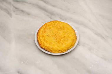 Eğer mükemmel bir patates omleti yapmak istiyorsan, biraz Kennebec, Monalisa ya da Agria çeşitlerinden al ve pişirirken, kesme işini halletmeliyiz.