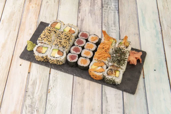 Uruamaki California usulü suşi tepsisi, masago yumurtası, susam ve haşhaş tohumu, ton balığı ve Norveç somonu, avokado ve krem peynir, Norveç yosunu ve zencefil.