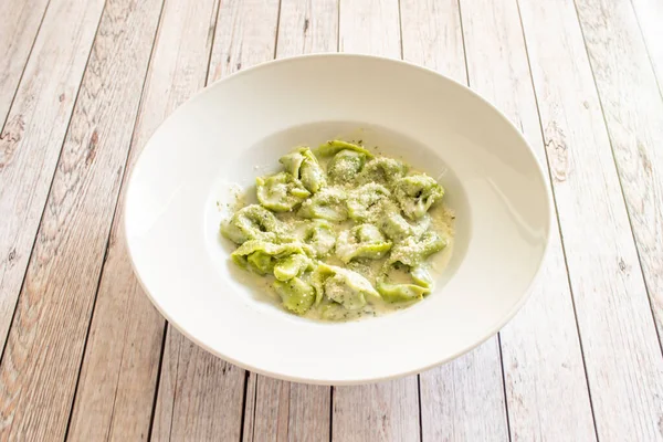 RICOTTA ve SPINACH TORTELLINI İtalyan gastronomisinin en iyi yemeklerinden biridir.