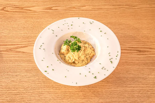 Tortellini, et, peynir ve yumurtalarla dolu bir hamur katmanından oluşan çeşitli halka şeklinde makarnadır..