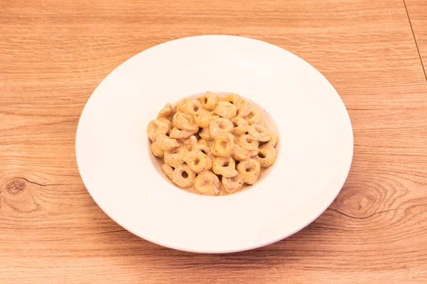 Piatto Deliziosi Tortellini Salsa Tartufo Piatto Bianco Tavolo Legno Chiaro — Foto Stock