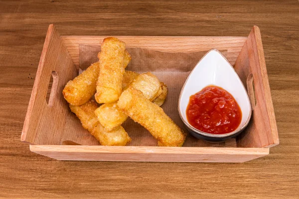 Demirhindi soslu kızarmış wonton Çin yemeğinin en popüler aperatiflerinden biridir çünkü sosun tadı ve wontonun çıtır çıtır olması nedeniyle..