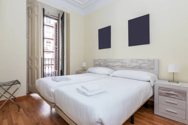 Dormitorio Con Dos Camas Junto Con Ropa Cama Blanca Cabecera — Foto de Stock