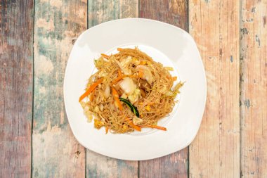 Kızarmış erişte Asya mutfağındaki en yaygın eriştedir. Sayısız çeşitlilik var, yemek pişirme stilleri ve malzemeler, ama hepsinin ortak bir bileşeni var.