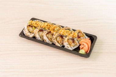 Kaliforniya usulü uramaki suşi ile doldurulmuş karides, nori yosunu, mavi yüzgeçli ton balığı, susam tohumu ve wasabi ile zencefil.