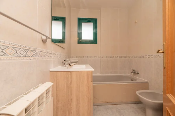 Łazienka Umywalką Porcelanową Kabiną Prysznicową Szklanym Przegrodą Prostokątnym Lustrem Bezramowym — Zdjęcie stockowe