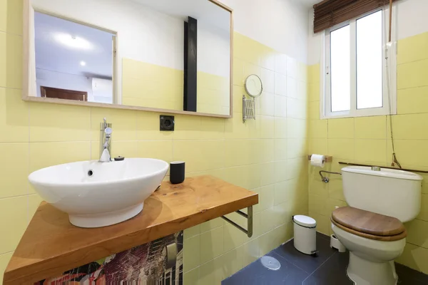 Fürdőszoba Keretes Tükörrel Tömör Deszka Tetővel Fehér Porcelán Héj Alakú — Stock Fotó