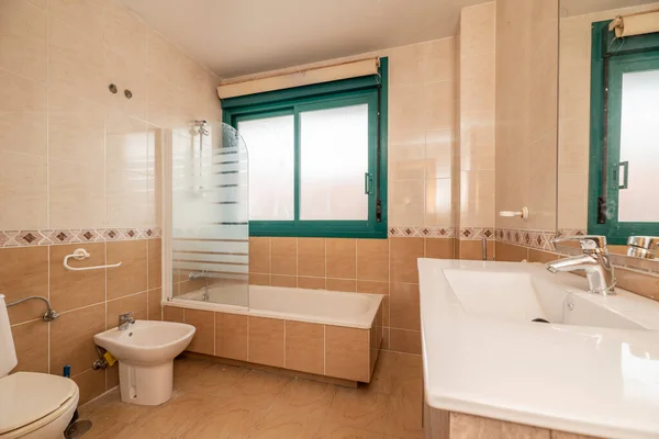Fürdőszoba Keret Nélküli Tükörrel Egyrészes Fehér Porcelán Mosogató Kád Feletti — Stock Fotó