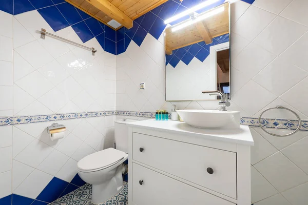 Μπάνιο Λευκό Ξύλινο Ντουλάπι Συρταριέρα Νεροχύτη Από Λευκή Ρητίνη Και — Φωτογραφία Αρχείου