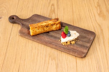 Torrija süt, şurup veya şaraba batırılmış bir dilim ekmekten yapılır ve yumurta ile kaplandıktan sonra yağda kızartılır. Balla, pekmezle ya da şekerle tatlandırılır ve tarçınla tatlandırılır..