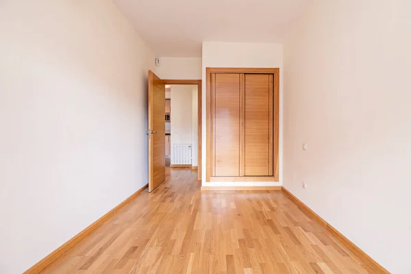 Leeres Schlafzimmer Mit Einbauschrank Mit Holzschiebetüren Und Passendem Parkettboden — Stockfoto