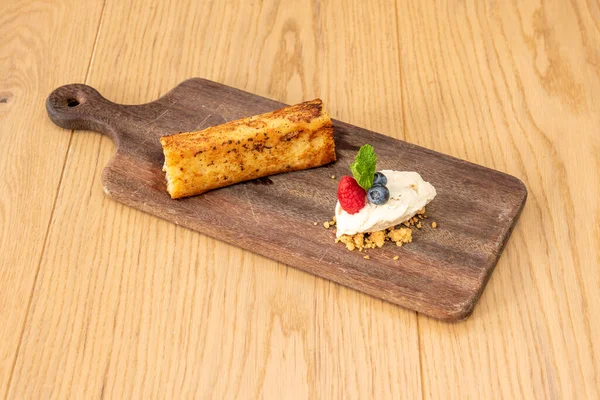 Torrija süt, şurup veya şaraba batırılmış bir dilim ekmekten yapılır ve yumurta ile kaplandıktan sonra yağda kızartılır. Balla, pekmezle ya da şekerle tatlandırılır ve tarçınla tatlandırılır..