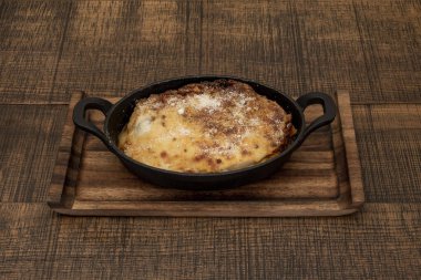 Kalın ricotta ve mozzarella peyniri katmanları yerine, lazanya bolonez hassas taze makarna katmanları içerir, ıspanak gelenekseldir ama yine de basittir.