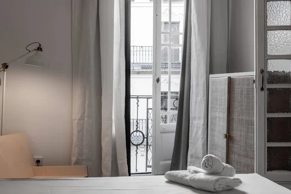 Hasır Ahşap Mobilyalarla Dolu Beyaz Ahşap Panjurlu Balkonlu Bir Yatak — Stok fotoğraf