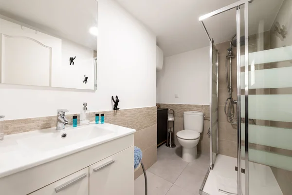Toilet Vacation Rental Apartment Mirror Porcelain Sink Granite Countertop White — 스톡 사진