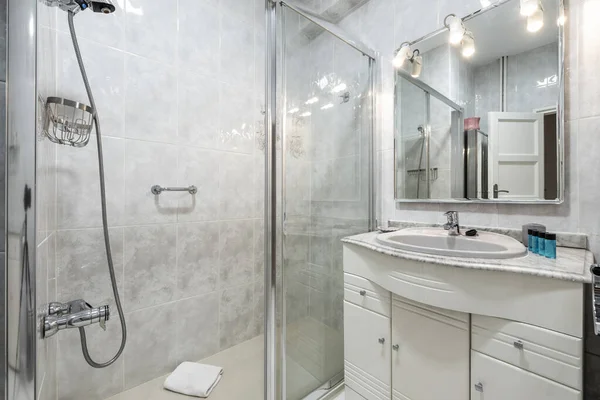 Toaleta Wynajmowanym Apartamencie Lustrem Nad Zlewem Porcelanowym Granitowym Blatze Białej — Zdjęcie stockowe