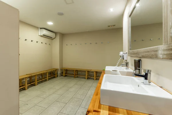 White Porcelain Sinks Mirror Common Bathrooms Gym Wooden Benches Perimeter — Stock Photo, Image