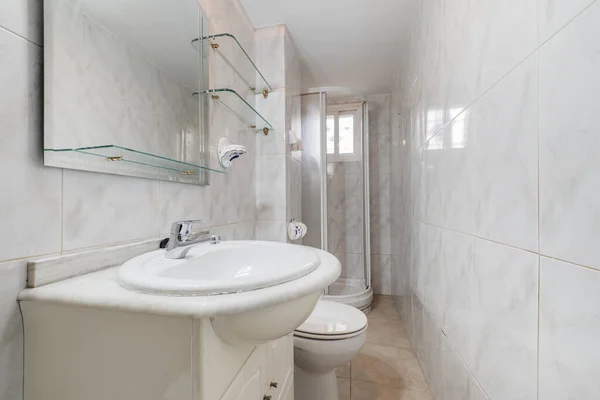 Badkamer Met Wit Porselein Wastafel Marmeren Aanrecht Vierkante Spiegel Zonder — Stockfoto