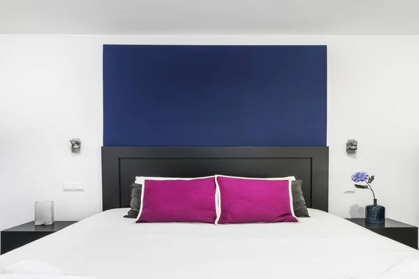 Detalle Dormitorio Con Una Cabecera Madera Cojines Púrpura Gris Jarrón —  Fotos de Stock