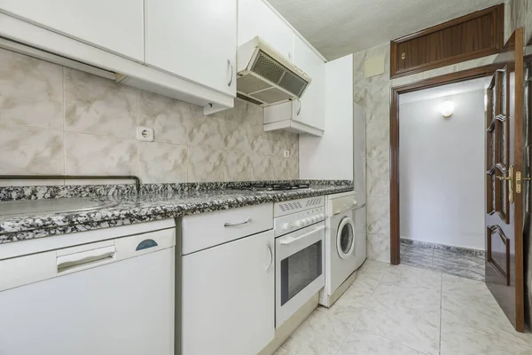 Keuken Met Bijpassende Witte Kasten Apparatuur Met Zwart Wit Stenen — Stockfoto