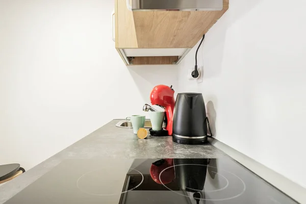 Kitchen Countertop Black Ceramic Hob Next Water Whirlpool Capsule Coffee — ストック写真
