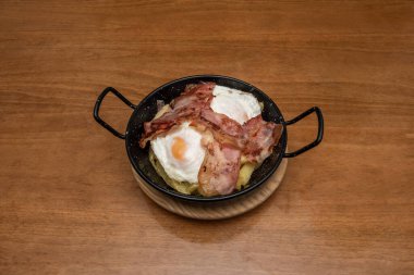 Bulabildiğin en iyi kırık yumurta tarifi. Bu yemek İspanyol mutfağının en ünlüleri arasındadır. Lezzetli ve basitler. Patates ve pastırmalı bir gastronomik harikalar..