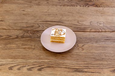 Tereyağına havuç püresi karıştırılmış tatlı kek. Pişirme sürecinde yumuşar ve pasta genellikle yoğun ve pürüzsüz bir dokuya sahiptir. Havuç, pastanın tadını, dokusunu ve görünümünü arttırır.