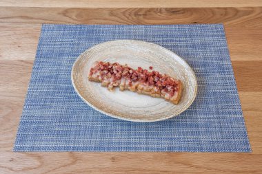 Bir parça pastırma, her zaman derisi yüzülmüş, tavada kızartılmış ya da ızgarada kızartılmış. Torreznolar genellikle çıtır çıtır ve altın sarısıdır. Genellikle tapa ya da meze olarak yenirler.